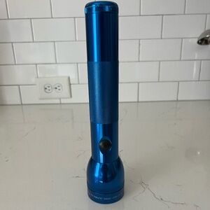 MAG-LITE 2 Cell Flashlight in Blue
